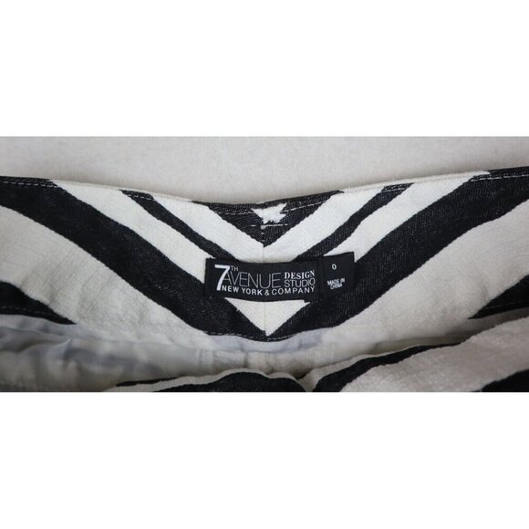 7th AVENUE DESIGN STUDIO NEW YORK & COMPANY - WHITE BLACK STRIPED SHORTS - 0 - Picture 2 of 3